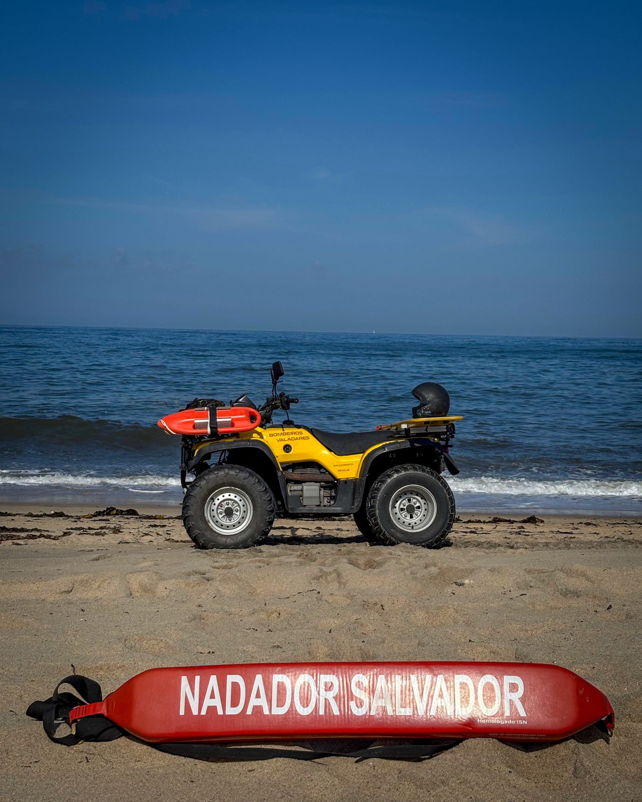 Nadadores-salvadores em patrulha da praia com viaturas